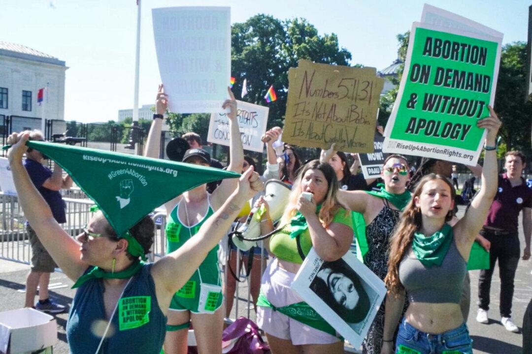 Liberal Colleges Offer Students Mental Health Counseling to Cope With Roe v. Wade Overturn