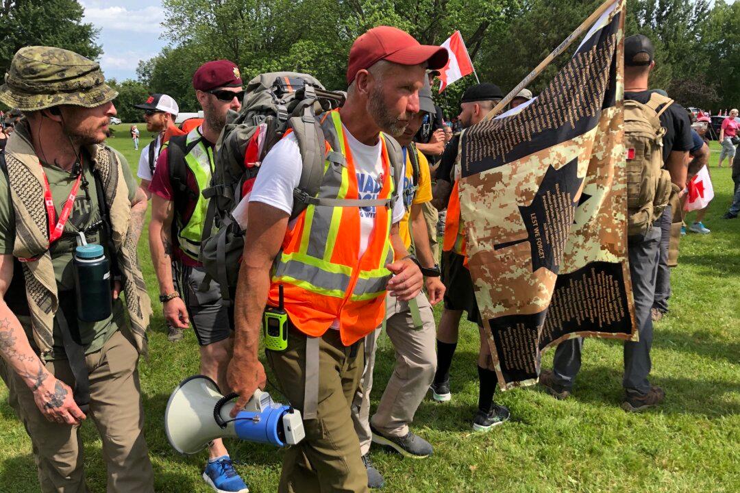 Veteran on Cross-Country Walk Against Vaccine Mandates Asks Defence Minister for Inquiry Into Policy