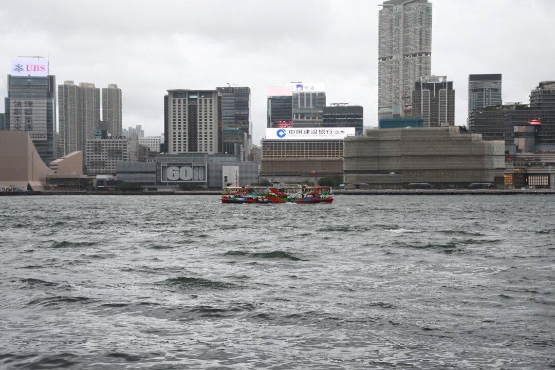 Dispersed Hongkongers Sign a July 1 Petition