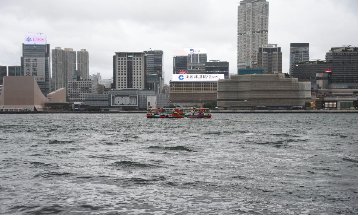 Dispersed Hongkongers Sign a July 1 Petition
