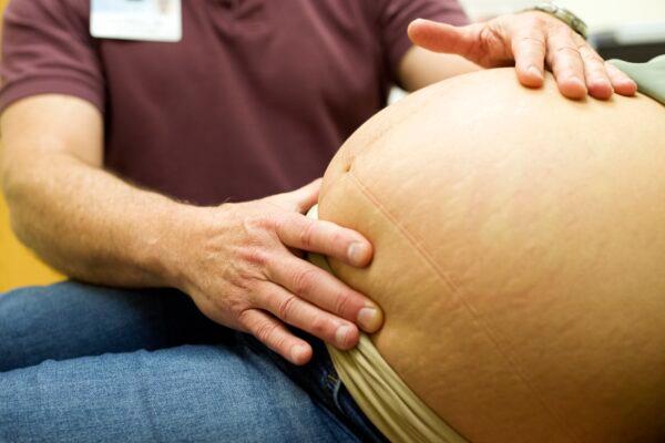 A doctor examines an eight-month pregnant woman at a health center in Denver, on March 15, 2017. (Jason Connolly/AFP via Getty Images)