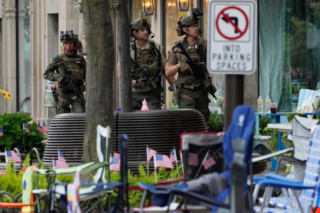 Illinois Shooting Suspect Wore Women’s Clothing as Disguise After Shooting: Police