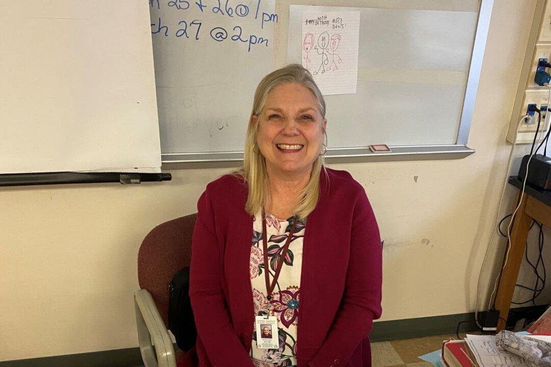 Pennsylvania Teacher Suspended After Discussion on Standing for Pledge of Allegiance Offends Students