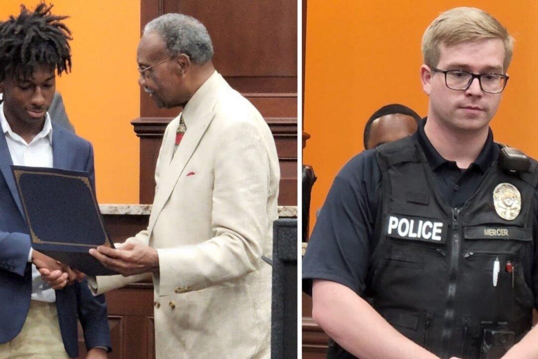 Teen Jumps in River and Saves 3 Girls, Officer as Car Sinks Into Mississippi Waters