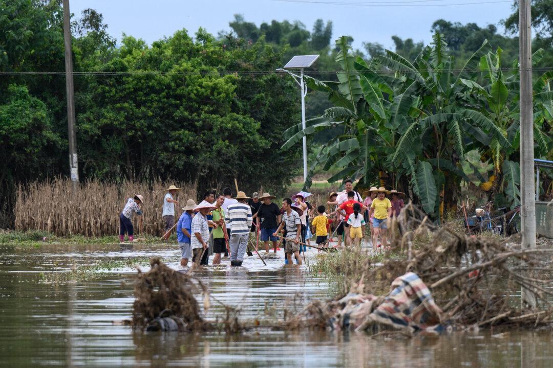 Rainstorms Lash Northeast China, Trapping Cars, Buses in Floods