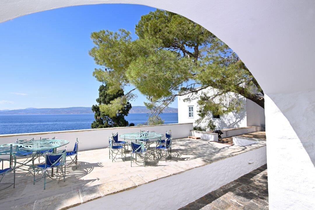 A Truly Priceless Hydra Island Manor