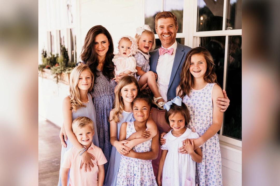 Mom of 8 Who Homeschools Her Children Says Seeing Them Grow Is ‘Miracle to Watch’