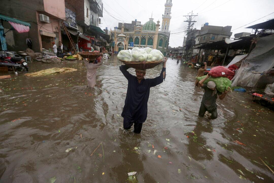 Over 900 People Killed in Pakistan Floods, Government Declares National Emergency