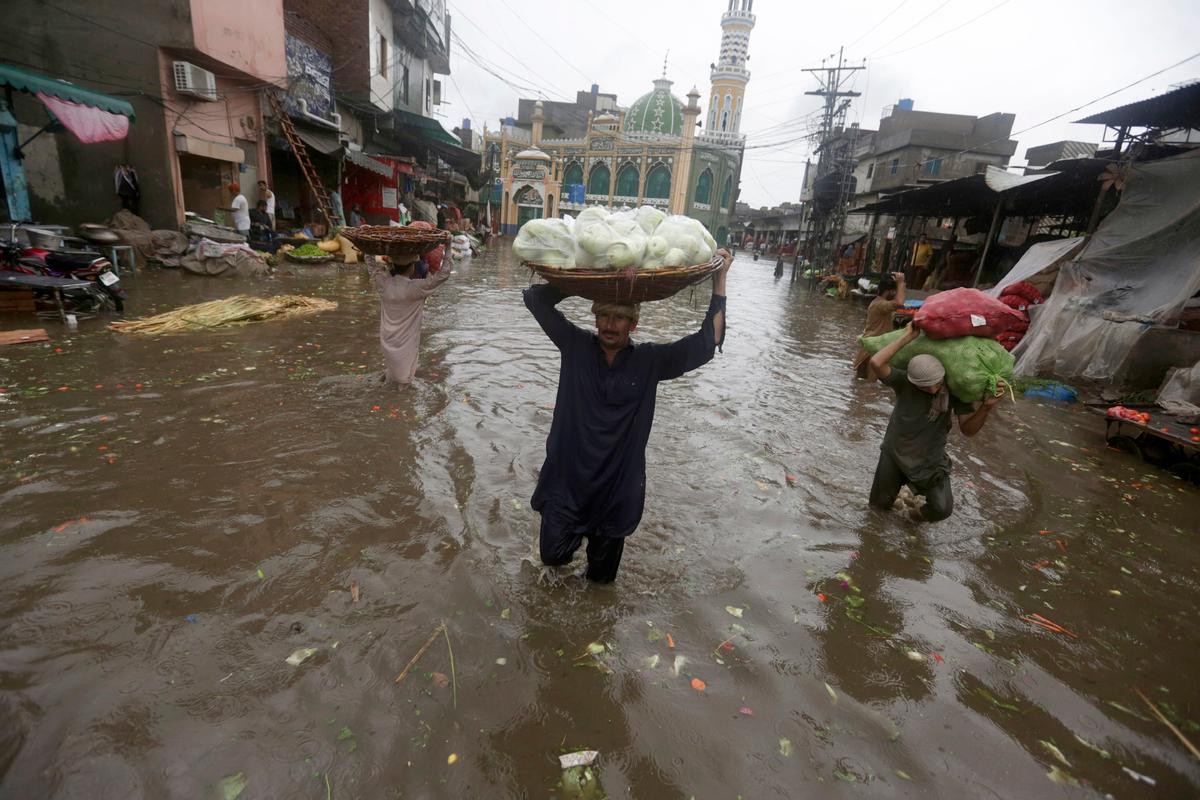Over 900 People Killed in Pakistan Floods, Government Declares National Emergency
