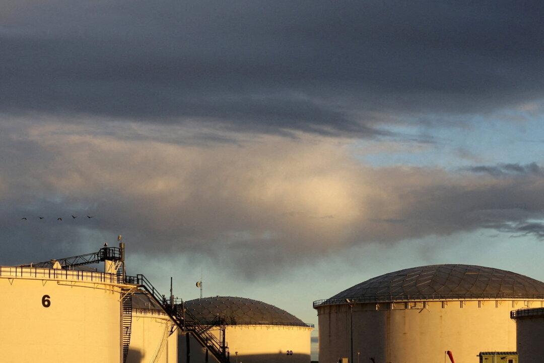 Oil Prices Slip Ahead of US Inventory Data