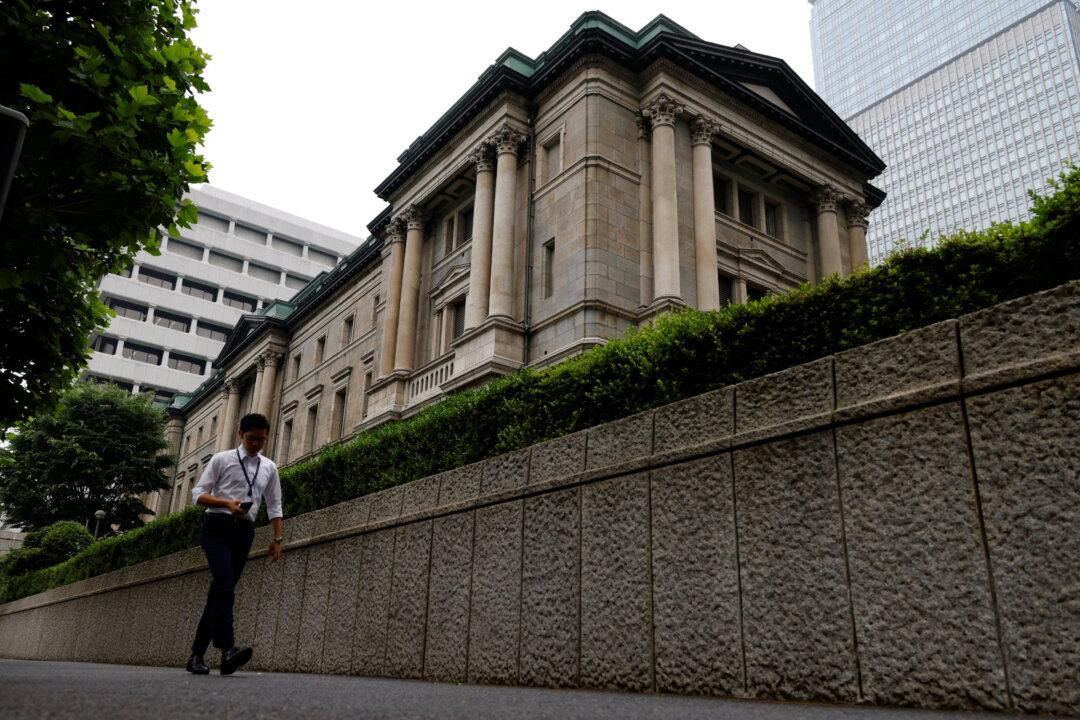 BOJ Retains Easy Policy, Kuroda Shuns Chance of Near-Term Rate Hike