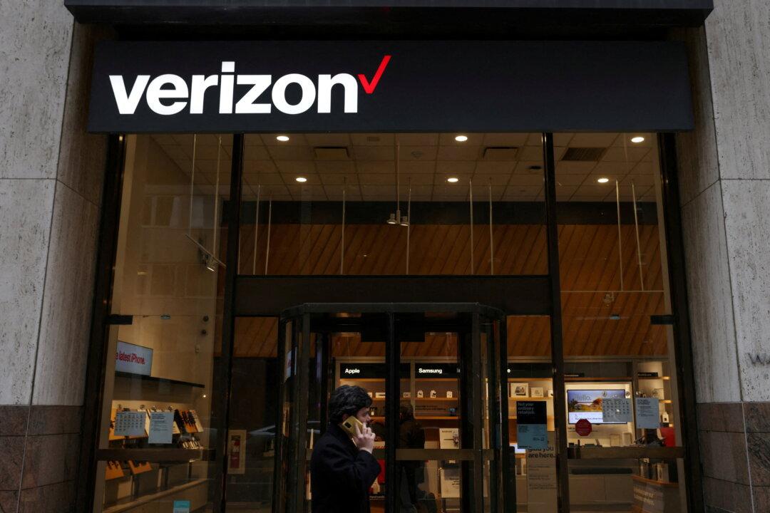 Verizon Sinks as Inflation, Higher Pricing Hit Subscriber Growth
