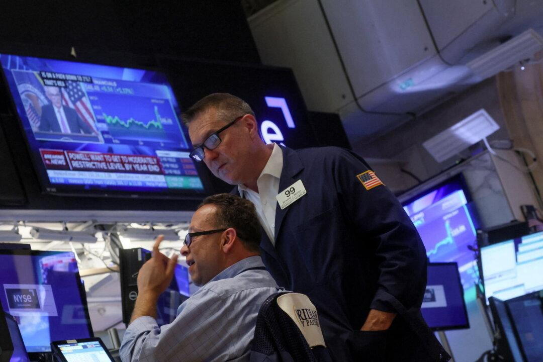 Wall Street Opens Flat After GDP Data, Meta Forecast