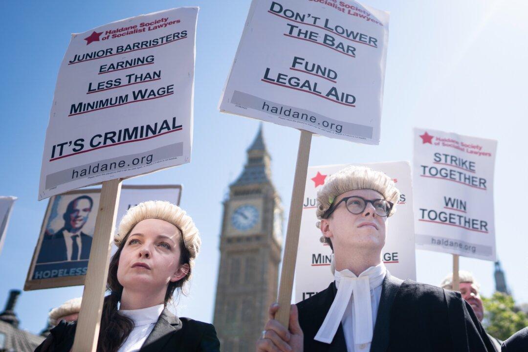 UK Barristers Strike for 3rd Week Despite Increased Pay Offer