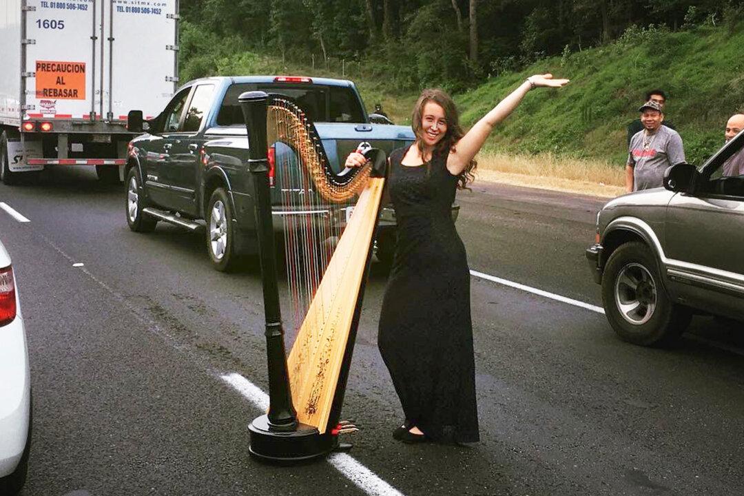‘Angel’ on I-85 Breaks Out Her Grand Harp in Traffic Jam, Gives Impromptu Concert for Weary Motorists