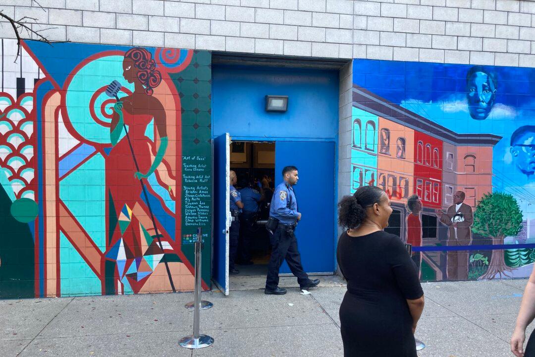 NYC Mayor Faces Heckler at Harlem Event