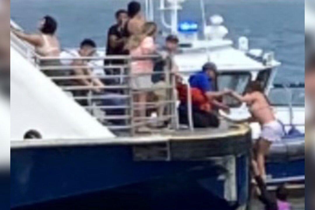 Woman, Child Killed When Boat Capsizes in NYC’s Hudson River