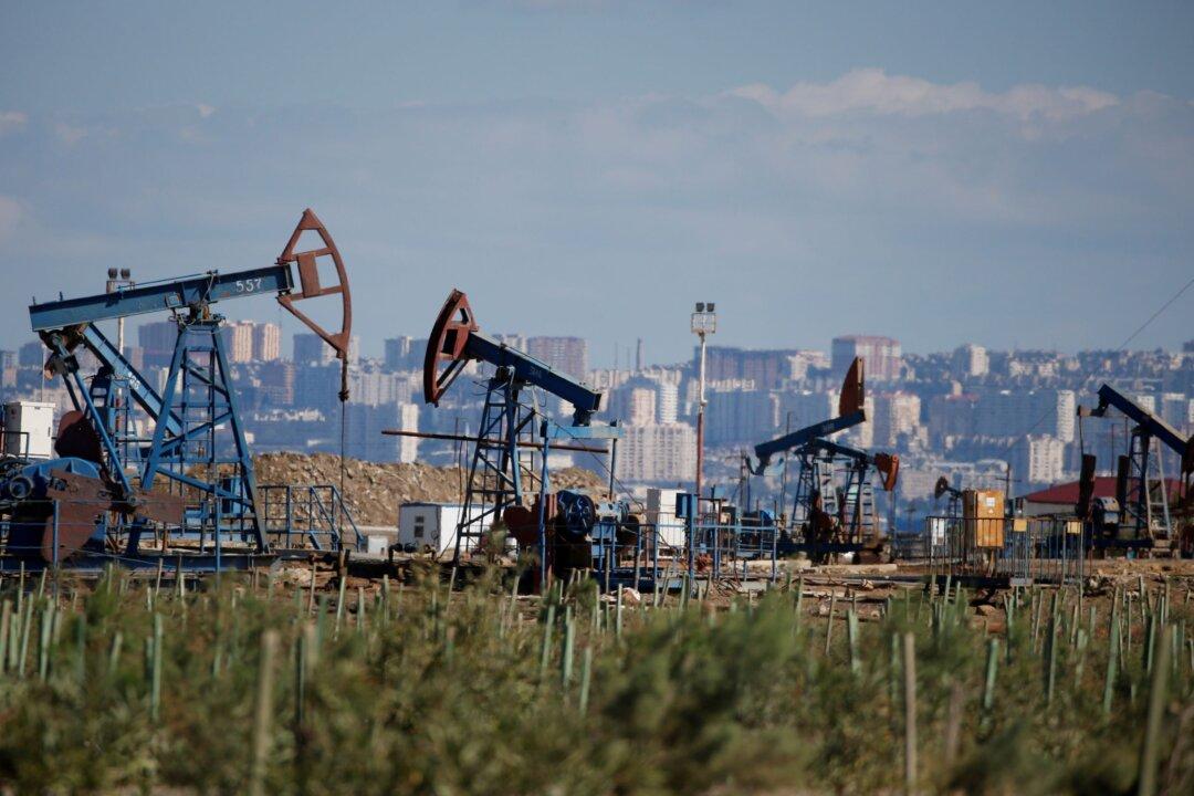 Oil Prices Tumble More Than $2 Ahead of Potential Large US Rate Hike