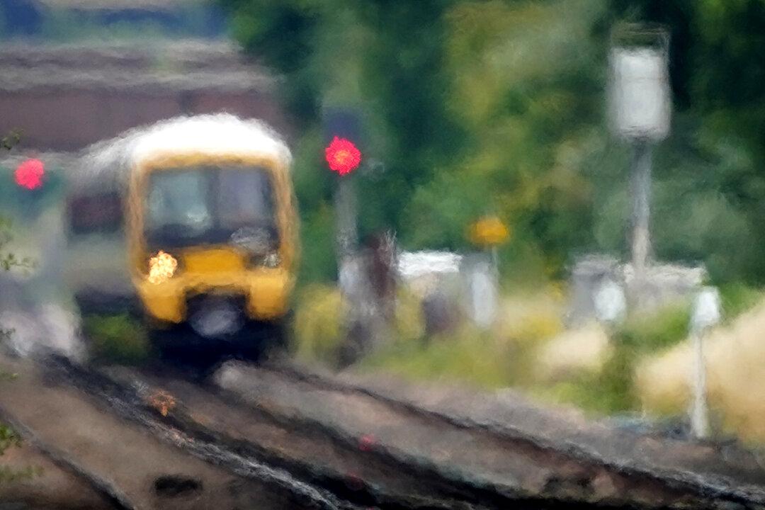 Londoners Urged Not to Travel on Monday and Tuesday Due to Extreme Heat