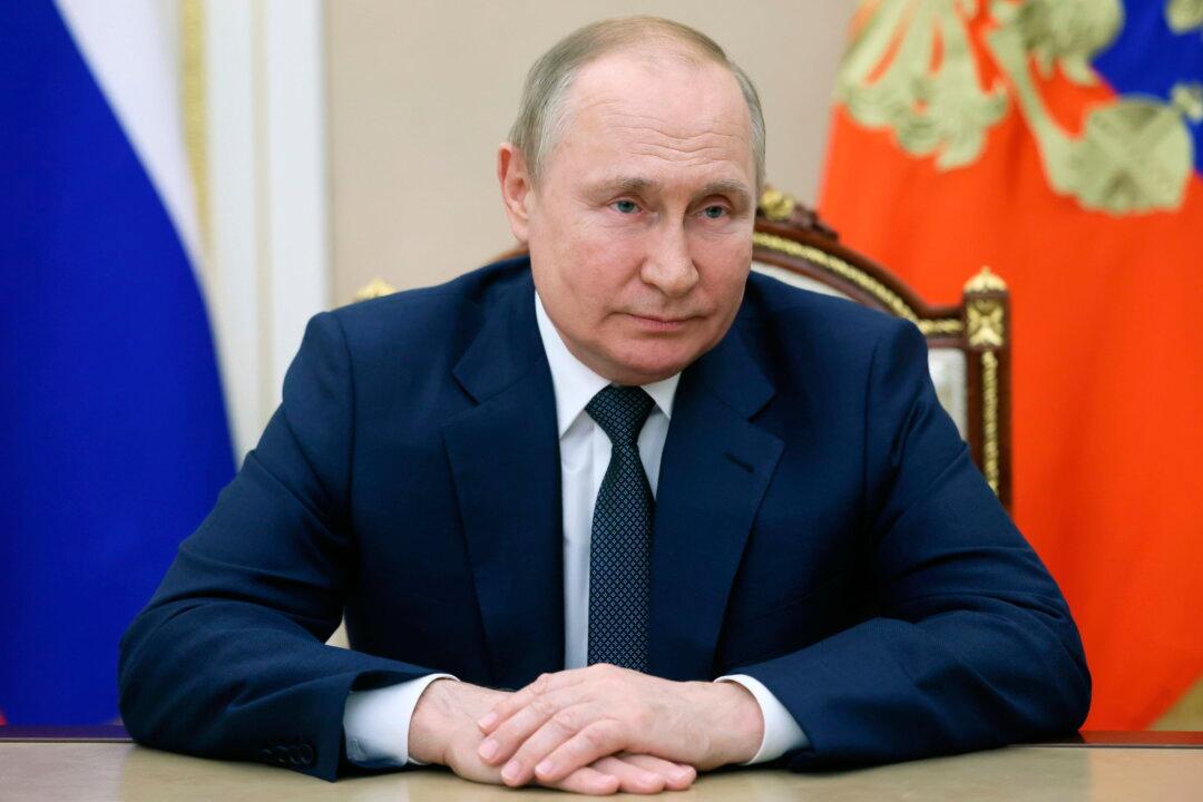Putin Urges Military Pause in Ukraine Region