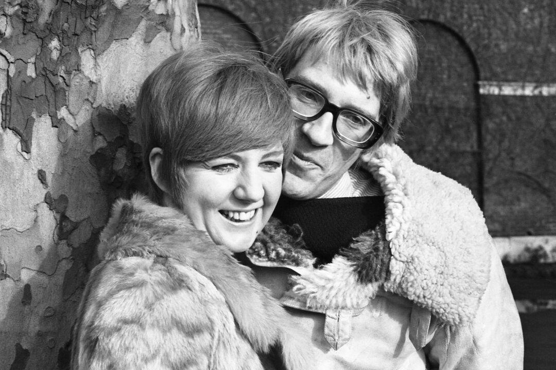 ‘Titanic’ and ‘The Omen’ Actor David Warner Dies at 80