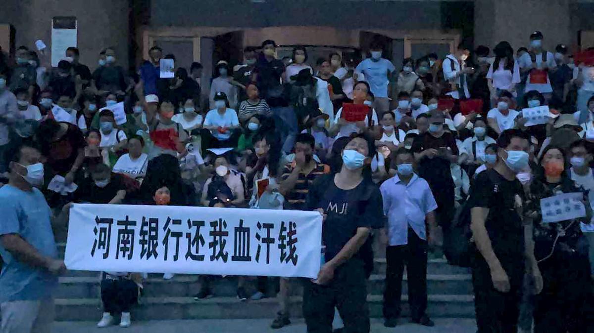 Desperate Victims of Chinese Bank Scam Protest on New Year’s Day
