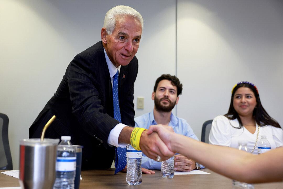 Florida Democrats Challenging DeSantis Opt for Contrasting Campaign Strategies