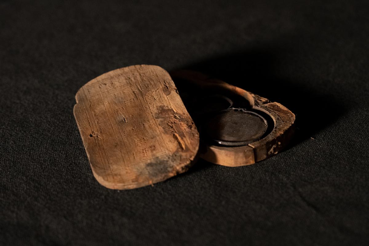 Glasses in their original wooden case found aboard Gloucester. (Courtesy of University of East Anglia)