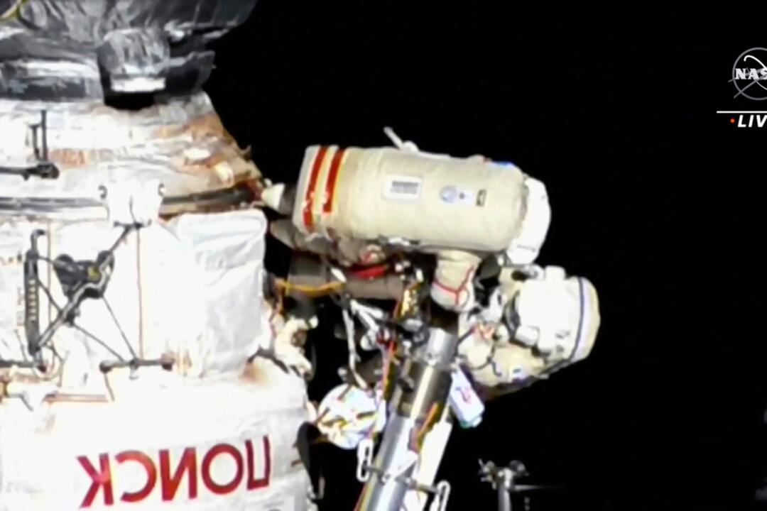 Italian, Russian Share Rare Spacewalk Amid Ukraine Tensions