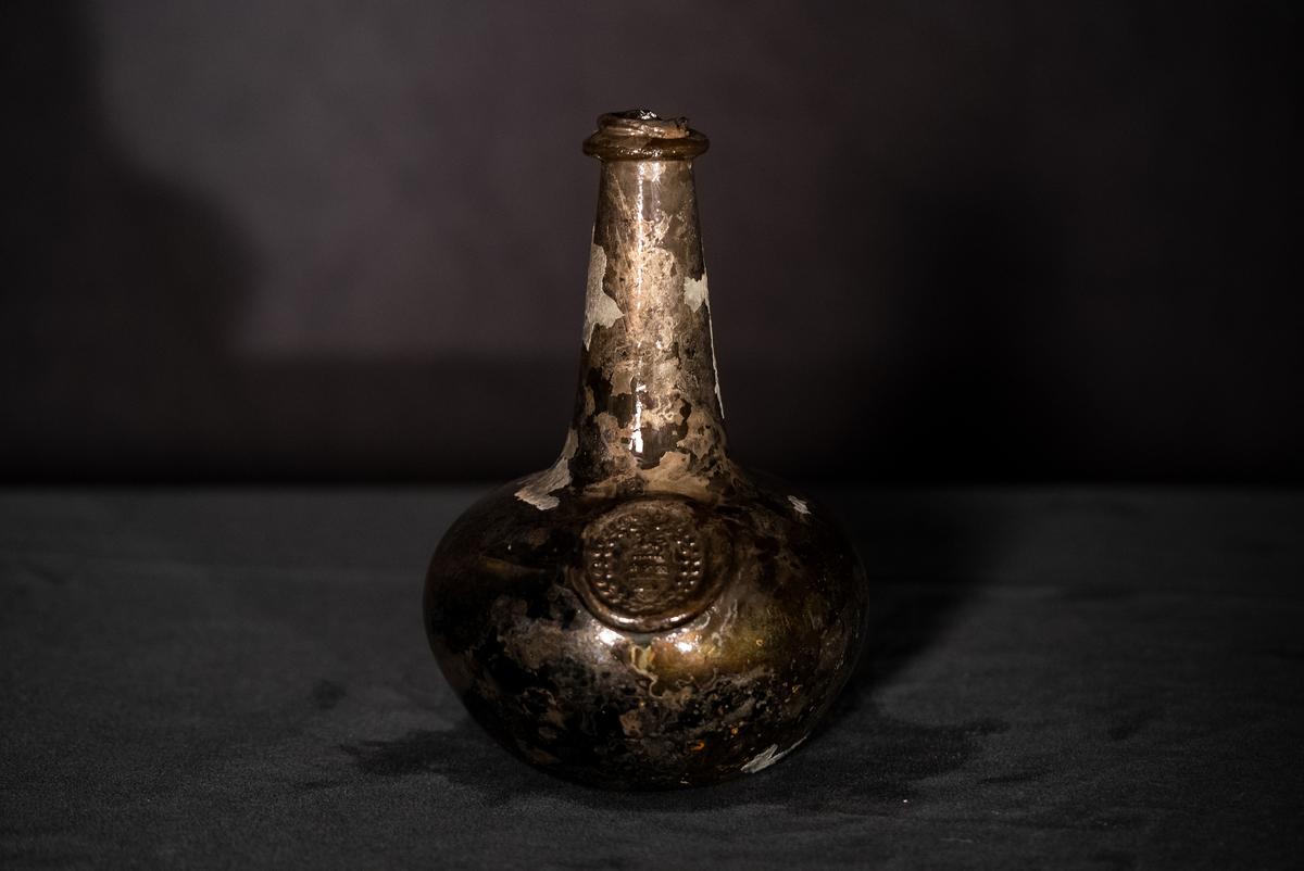Bottle with Washington family seal. (Courtesy of University of East Anglia)