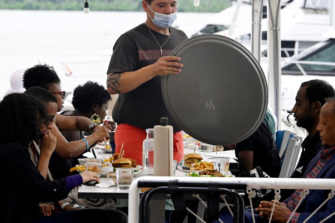 45 Percent of US Small Businesses Freeze Hiring Amid Soaring Inflation, Labor Costs