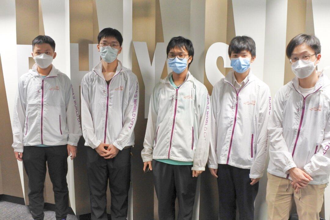 Hong Kong Students Win Medals at Mathematics and Physics Olympiads