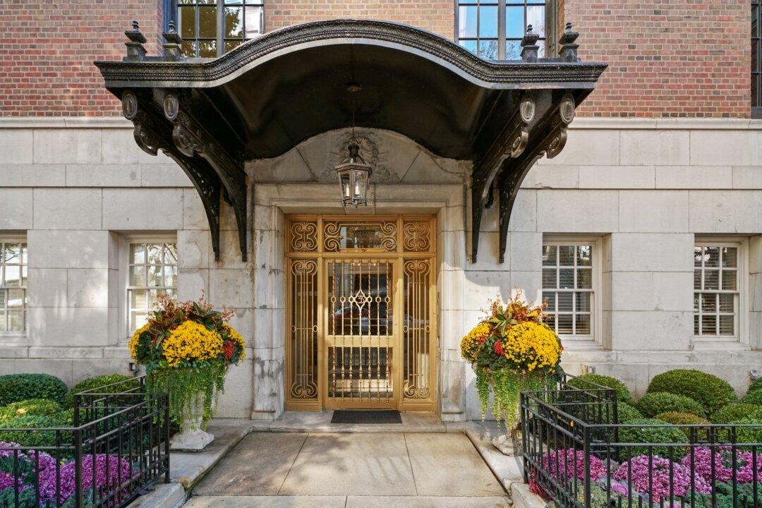 Stunning Condo in Chicago’s Near North Side Offers It All