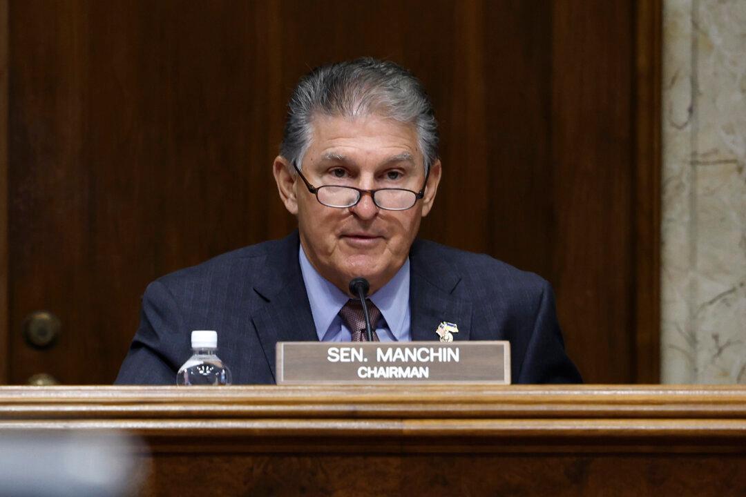 Manchin Calls White House Stand to Not Negotiate With Republicans on Debt Ceiling a ‘Mistake’