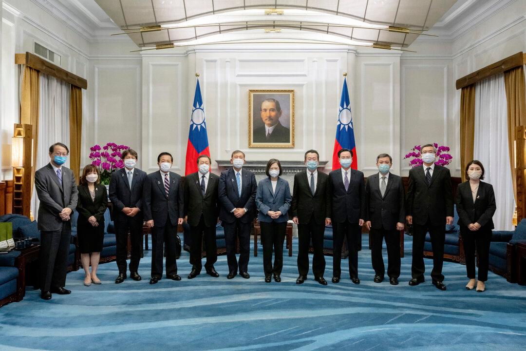 Japan Discusses Preparations for Conflict in a Rare Visit to Taiwan