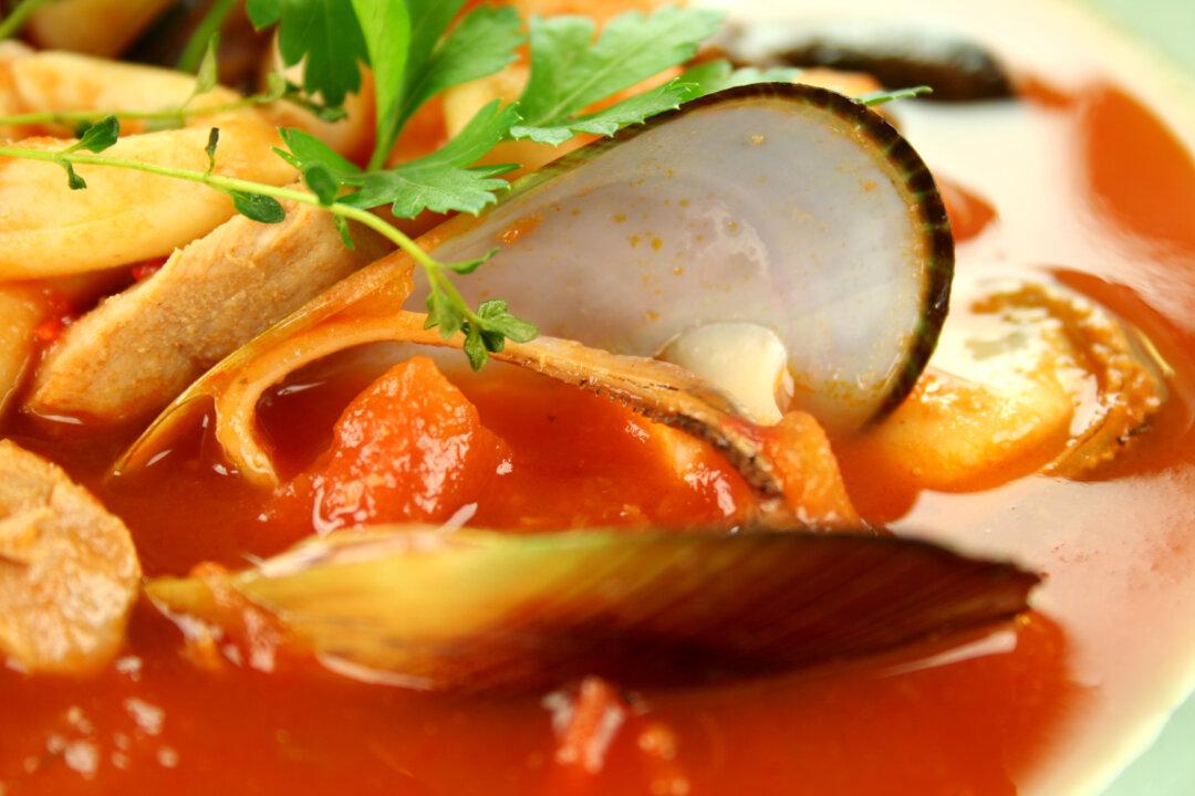 Mussels in Garlic Tomato Broth