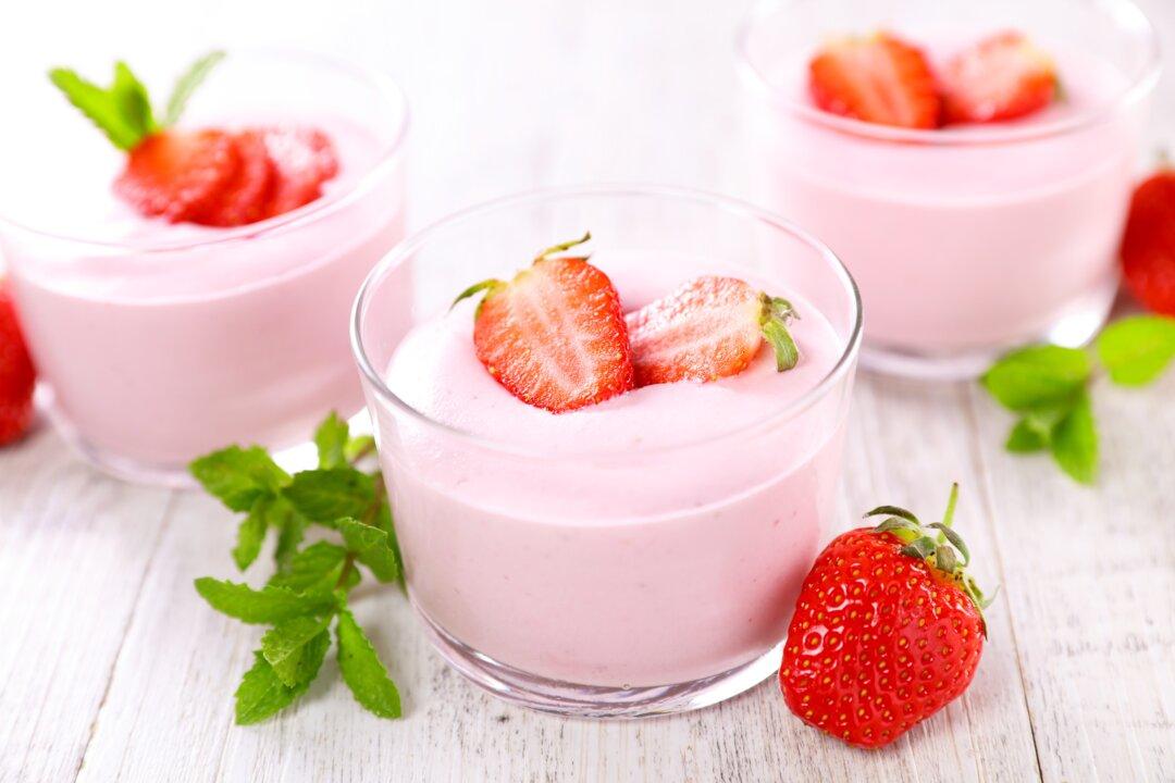 Easy Strawberry Mousse (3 ingredients)