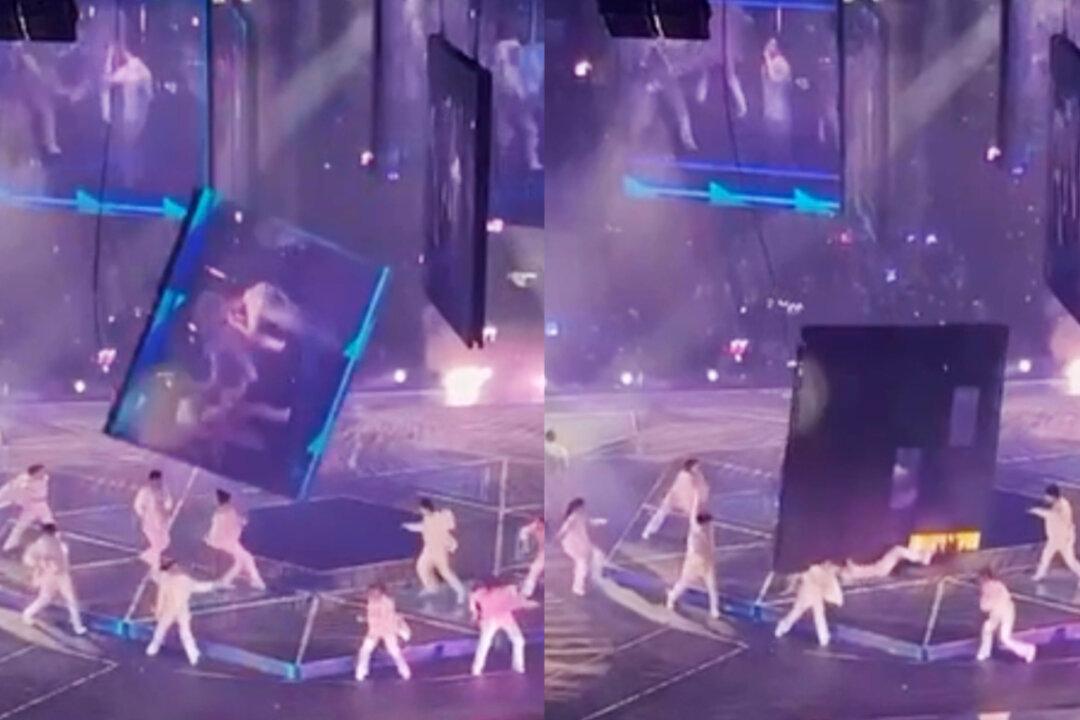 MIRROR Concert Horror (Part 1): 600 kg TV Screen Fell and Struck Hong Kong Dancers at Mirror Concert