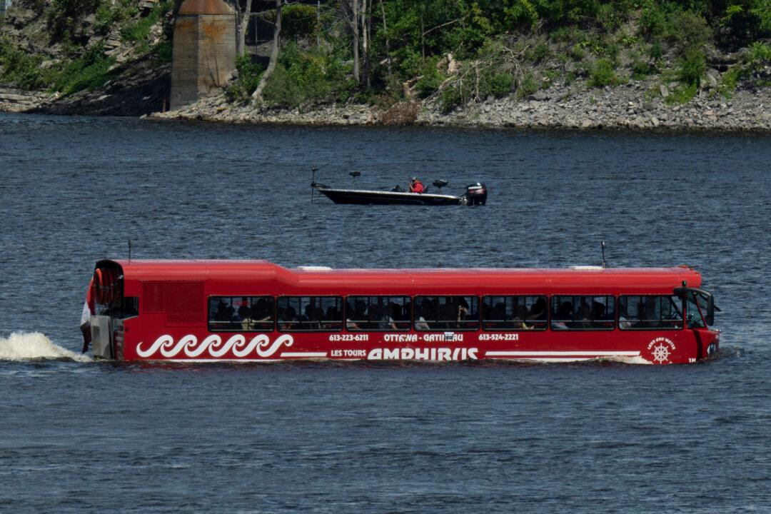 Amphibious Tour Bus Crashes Into Gates of 24 Sussex, PM’s Vacant Official Residence