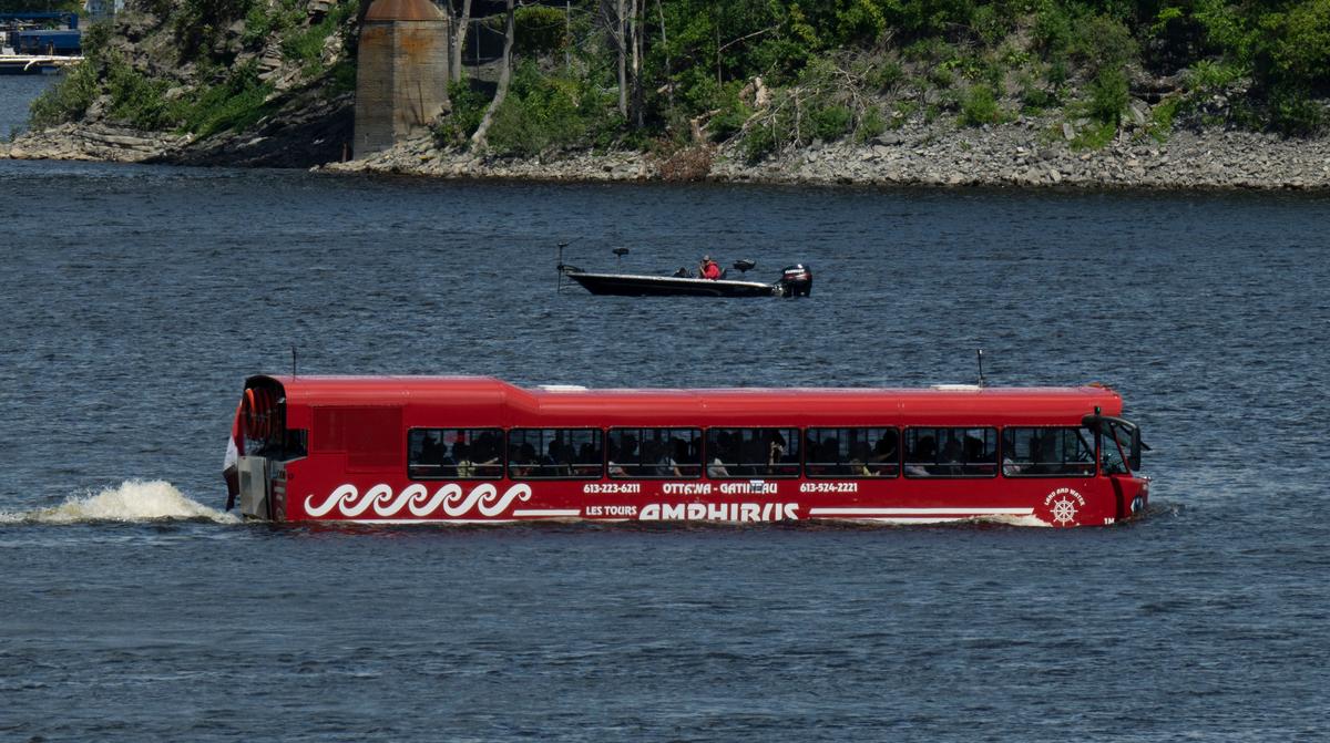 Amphibious Tour Bus Crashes Into Gates of 24 Sussex, PM’s Vacant Official Residence