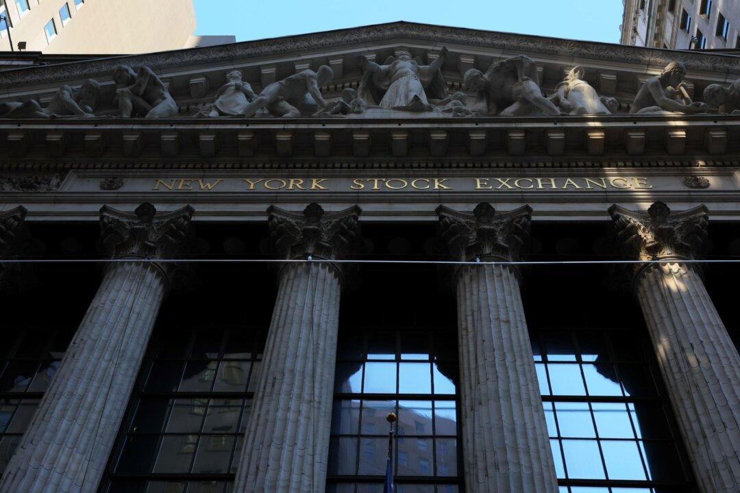 US Stocks End Mixed Amid Earnings, Economic Updates