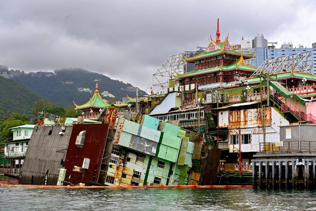 Jumbo Seafood Restaurant Turns ‘Bottom-up,’ Superstructure Disintegrates