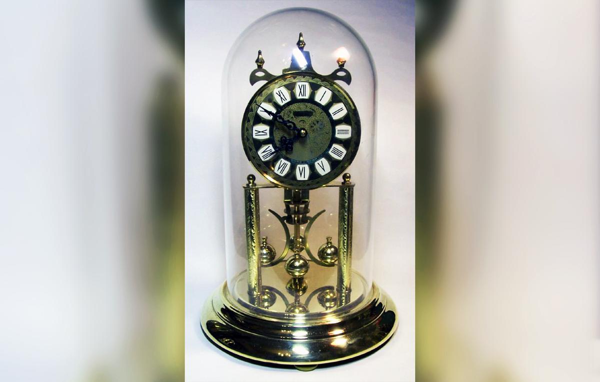 A torsion pendulum or anniversary clock. (<a class="external text" href="https://commons.wikimedia.org/wiki/File:Haller_torsion_pendulum_anniversary_clock.jpg">Battersea Clocks Home</a>/CC BY-SA 2.0)