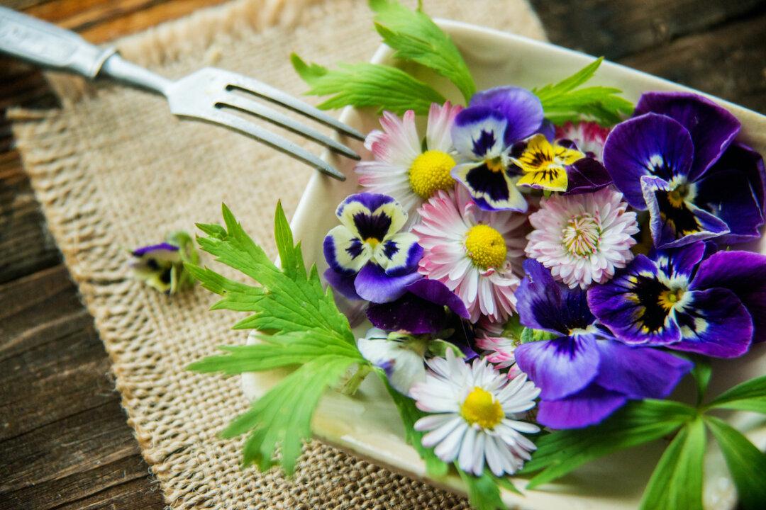 Eating Flowers: 9 Delicious, Healthy Blooms