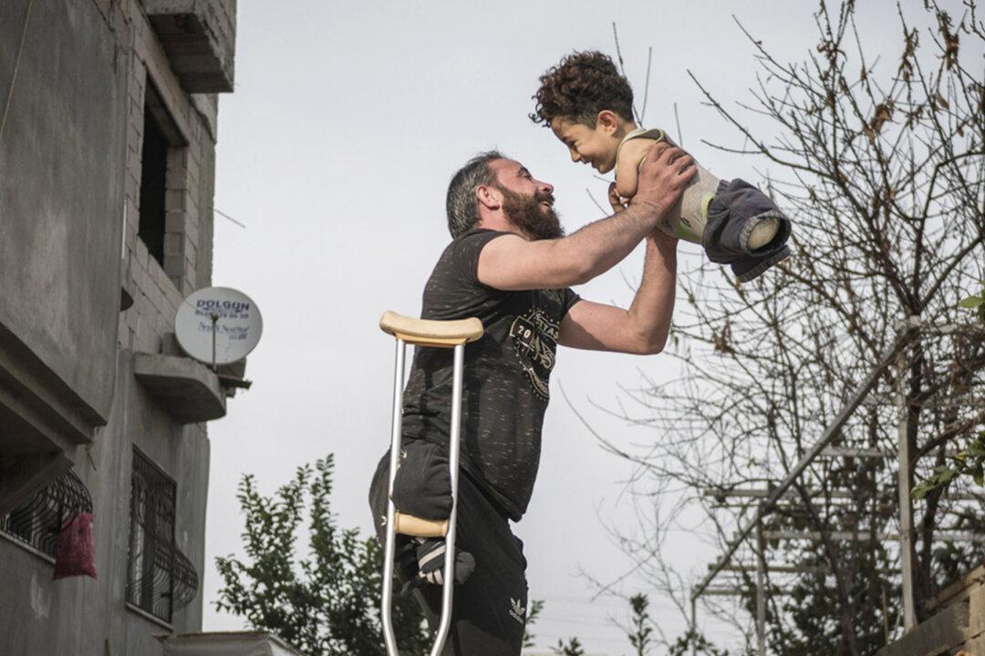 ‘Hardship of Life’: Powerful Photo Helps Change the Lives of Syrian War Refugee Family