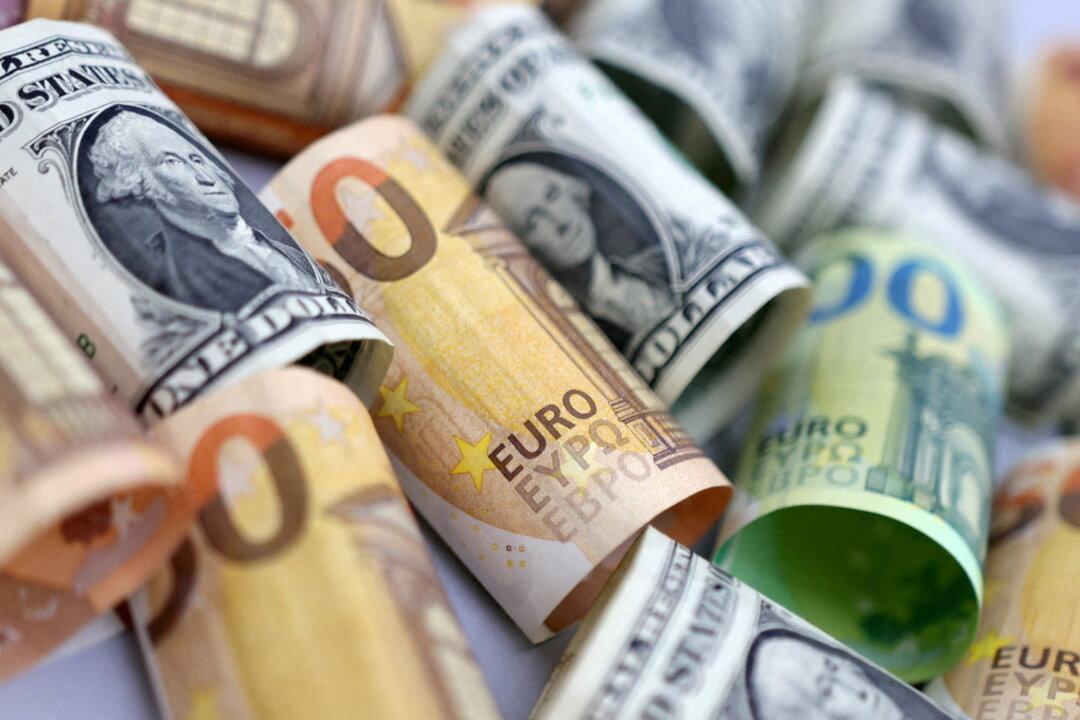 Dollar Sinks Below 132 Yen as Traders Boost Recession Bets