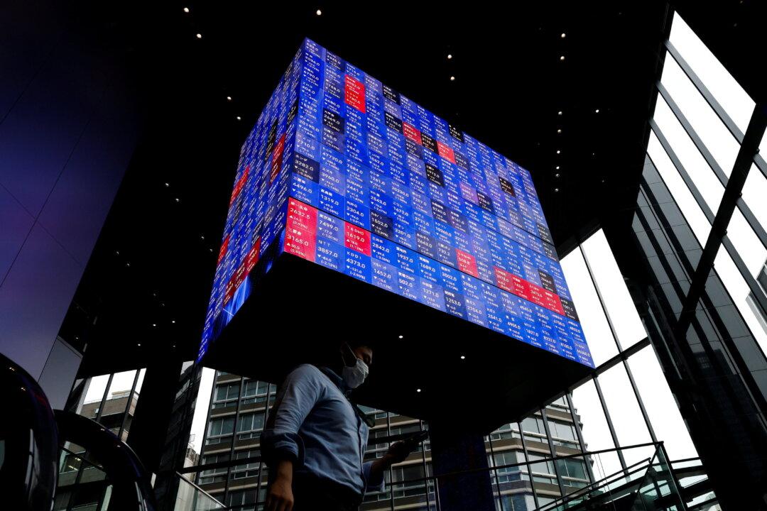 Shares Rise, Yen Climbs as BOJ Battles Bond Bears