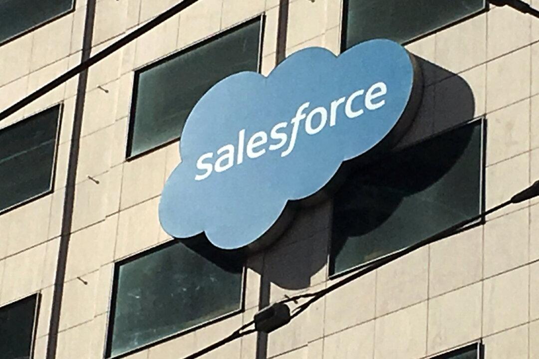 Salesforce Cuts Forecast on Lower IT Spending, Forex Hit
