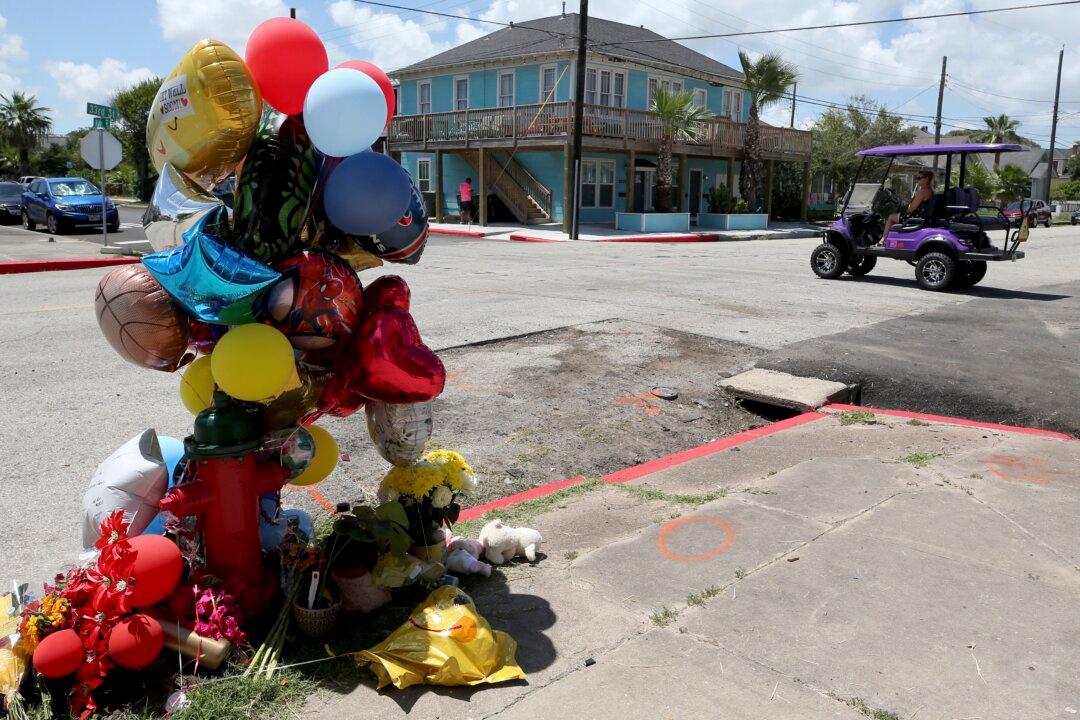 Grandfather, Grandchildren Among 4 Dead in Texas Golf Cart Crash