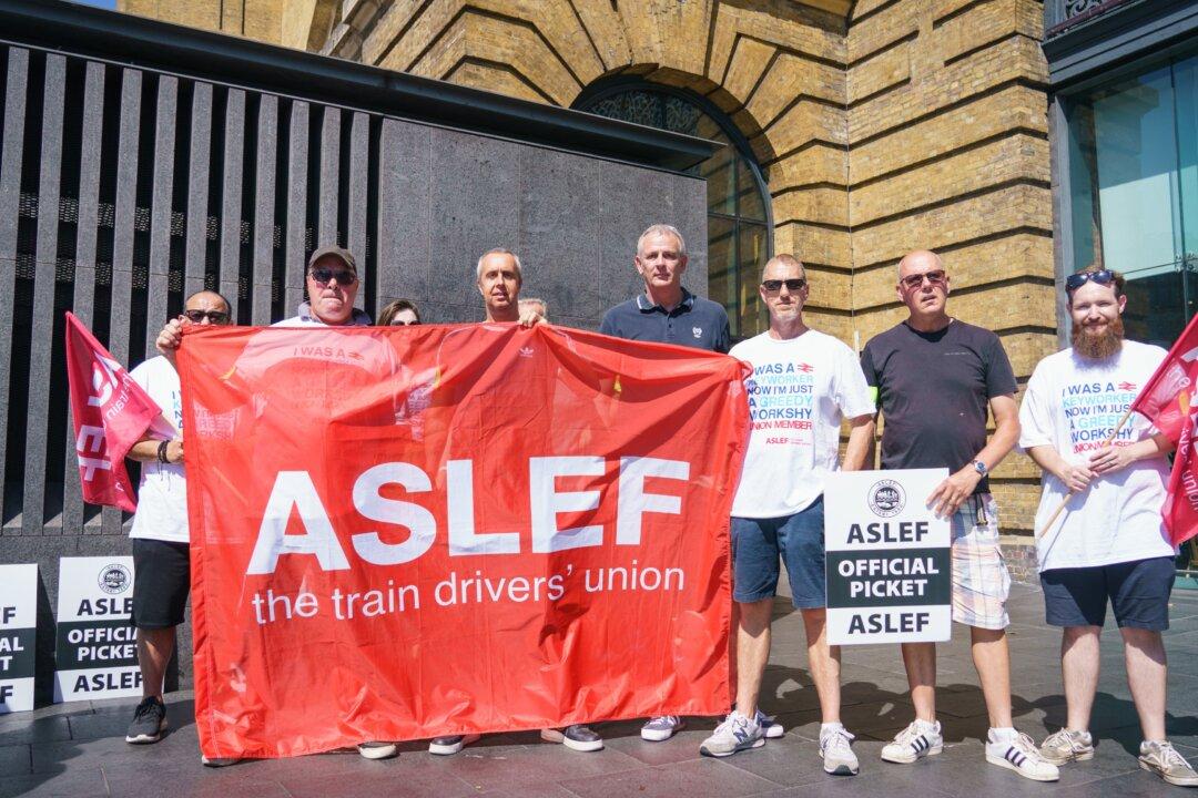UK Train Operators and Union to Hold Talks as Drivers Strike Over Pay